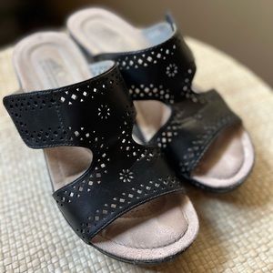 CLIFFS by WHITE MOUNTAIN FELINA WEDGE SANDAL size 7.5